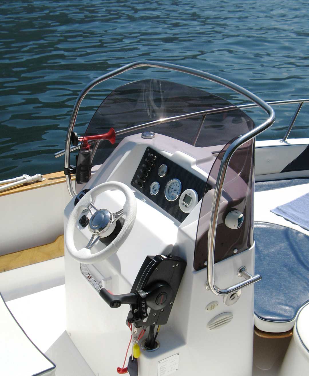 Central helm console of the 40 HP Telos Boats self-drive boat, designed for simple and intuitive navigation.