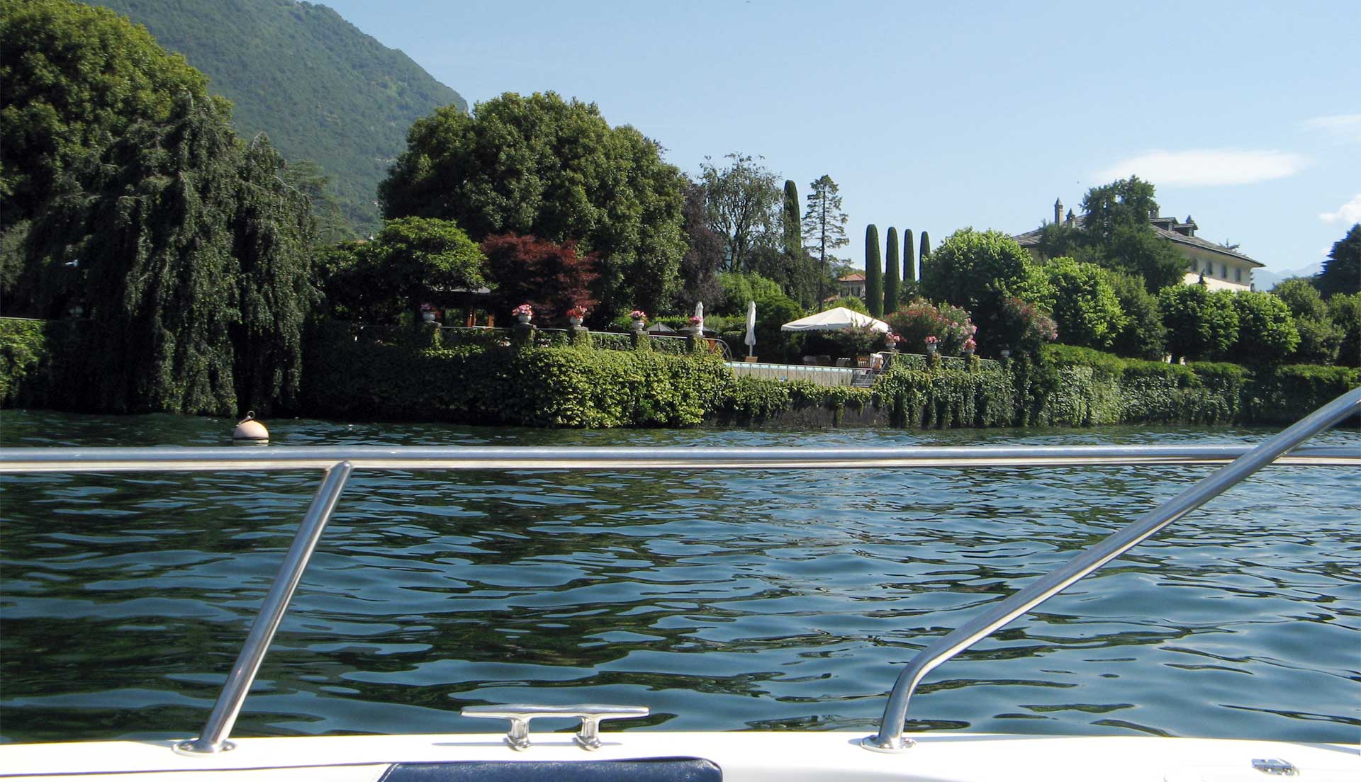 40 HP self-drive boat designed for comfortable cruising on Lake Como.