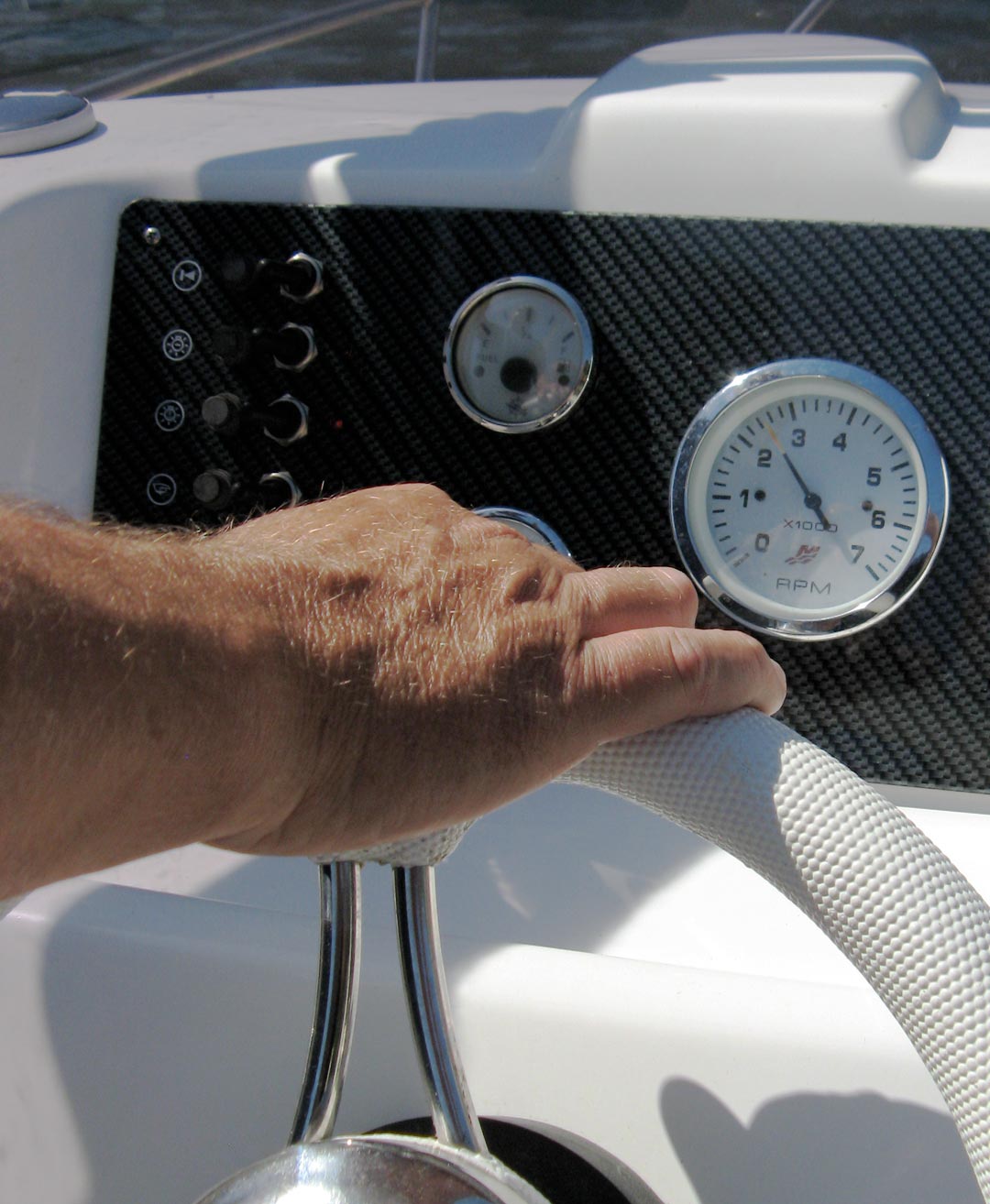 Easy-to-use helm station of a 40 HP self-drive boat with no boating licence required.