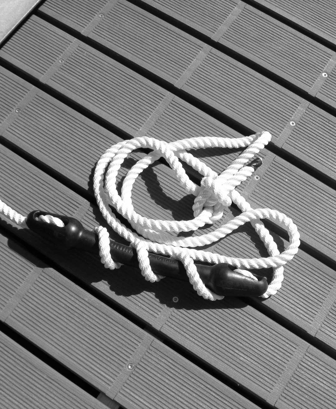 Dettaglio della cima d'ormeggio sul pontile privato di Telos Boats