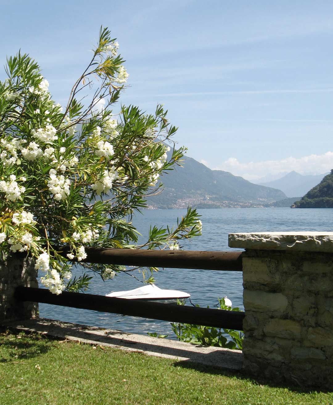 Vista dal prato dell'area relax riservata ai clienti del noleggio barche Telos Boats.