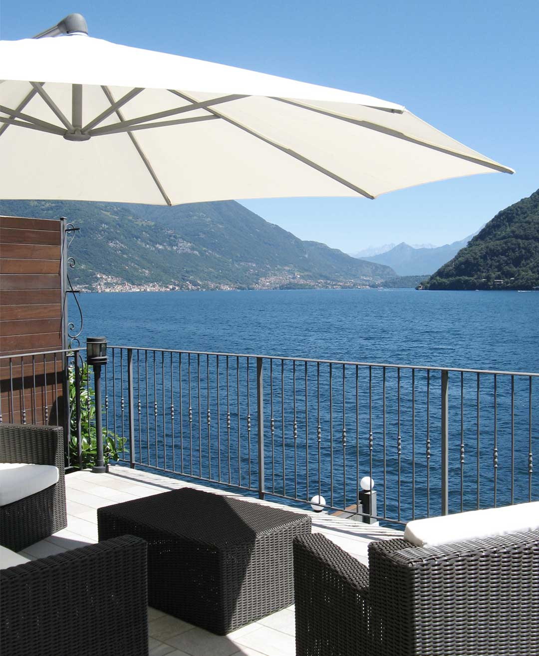 Angolo divani dell'area relax riservata ai clienti del noleggio barche Telos Boats sul Lago di Como