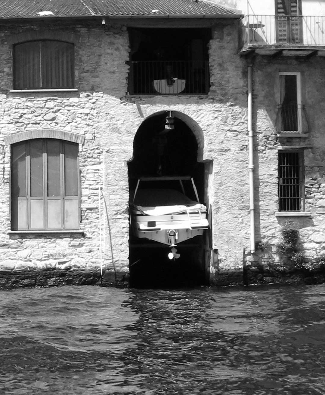 Curioso rimessaggio di barche lungo le rive del Lago