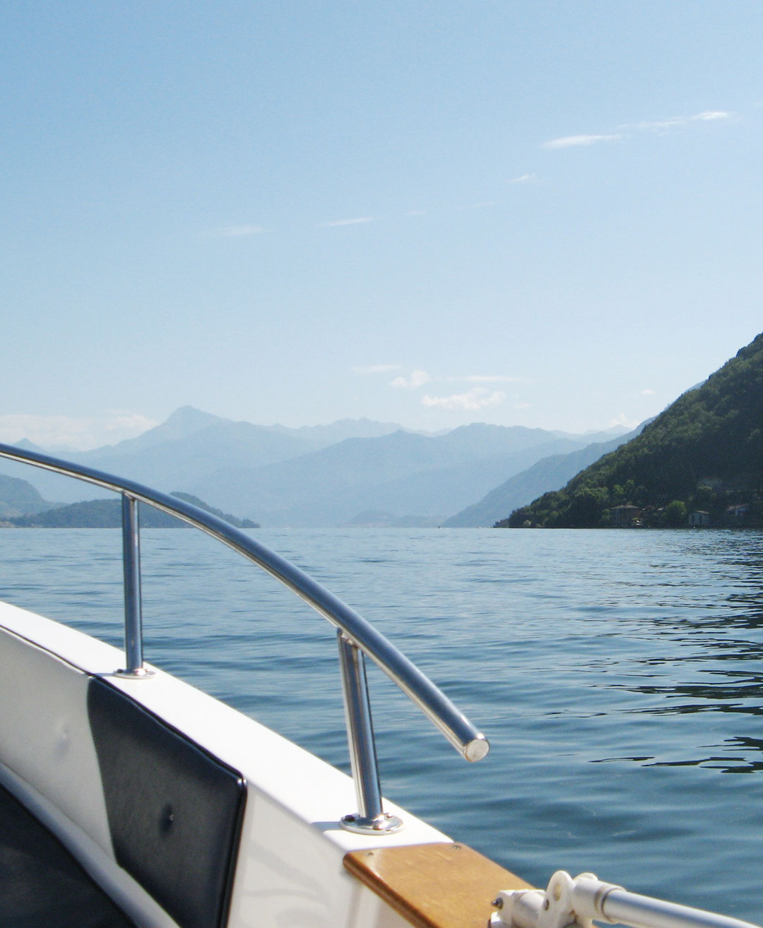 Momento di relax e contemplazione a bordo di una barca senza patente durante la navigazione sul Lago di Como.