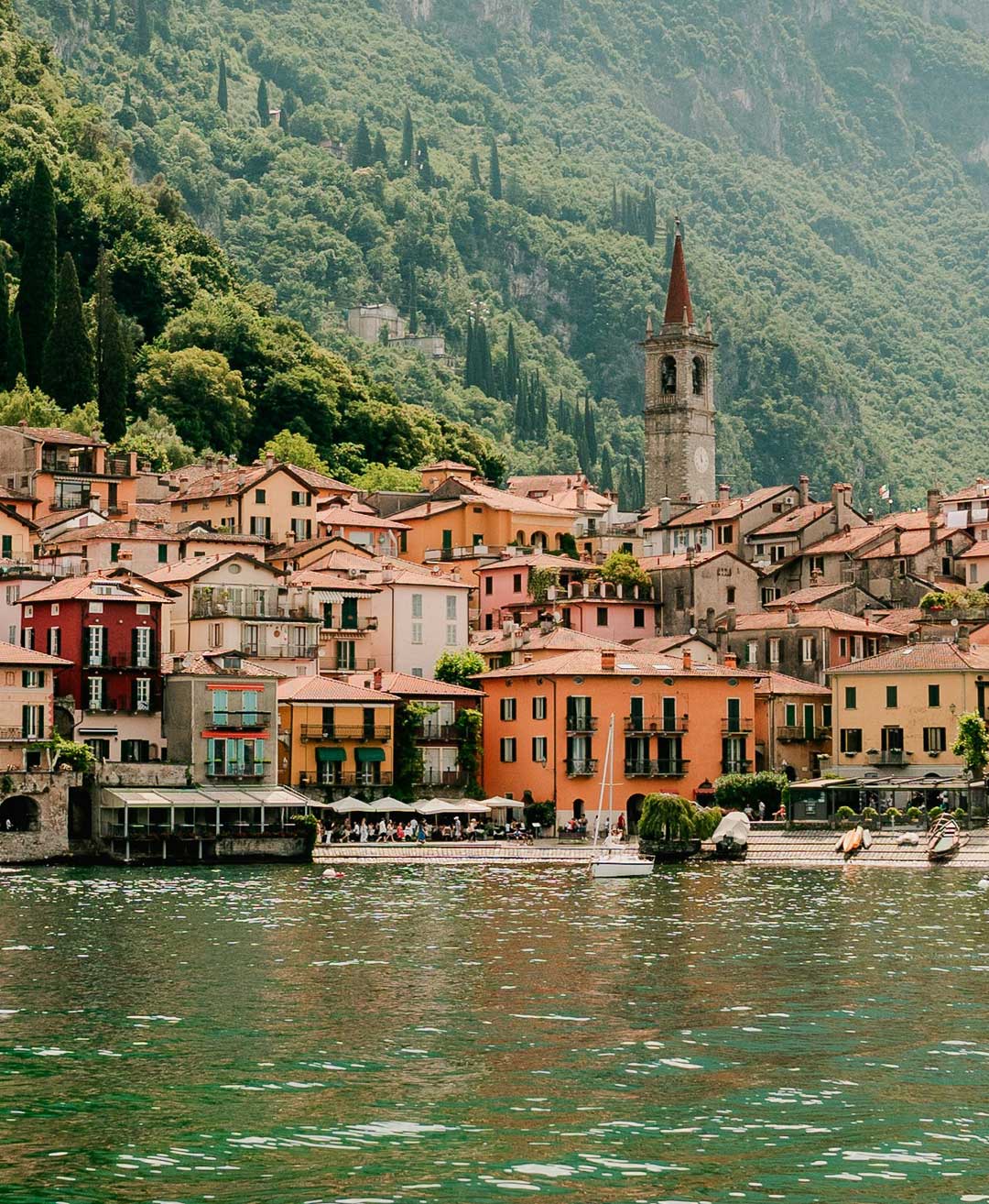 Vista dalla barca del borgo di Varenna sul Lago di Como