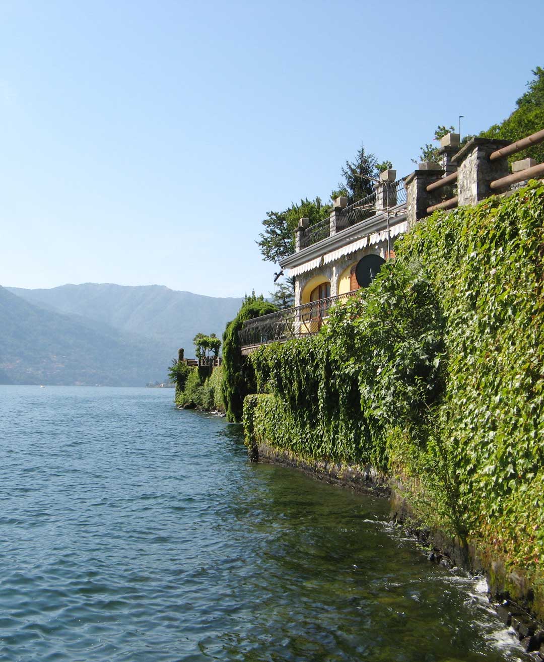 Vista dal Lago di Como della sede del noleggio barche Telos Boats